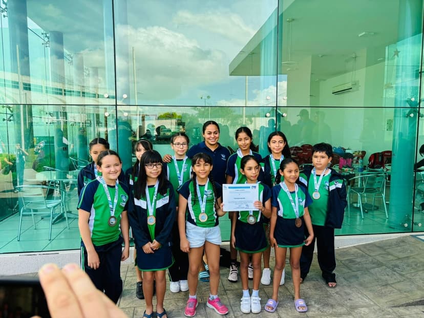 Orgullo y logros: nuestros alumnos destacan en torneos y celebran sus medallas en equipo.