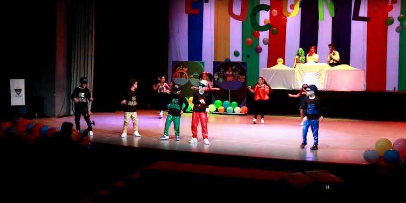 Arte y alegría en escena: todos disfrutan y participan en la gran obra de teatro anual en el Alichumacero.