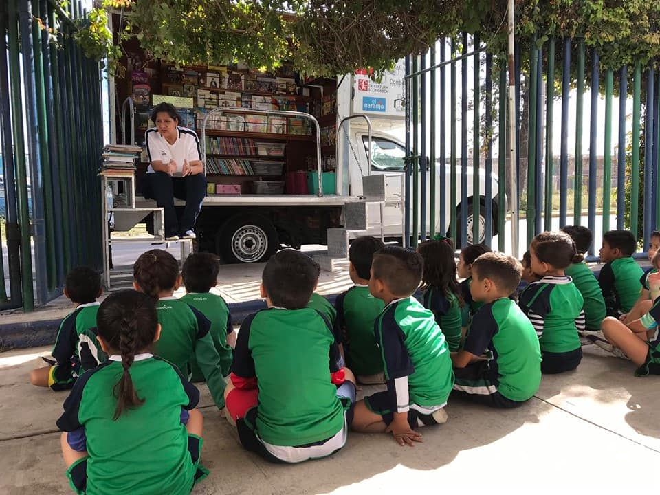 Niños felices aprendiendo en Colegio Nayar, Tepic